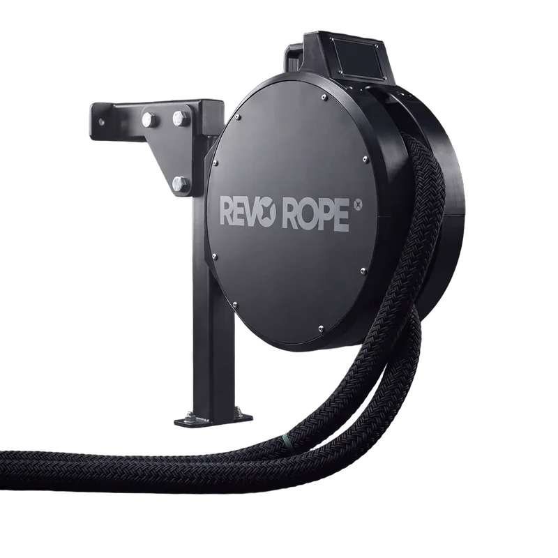 Revo Rope de perfil, con el logotipo REVO ROPE visible en el tambor; al bajar gira y abre el rotor rojo hacia el espectador